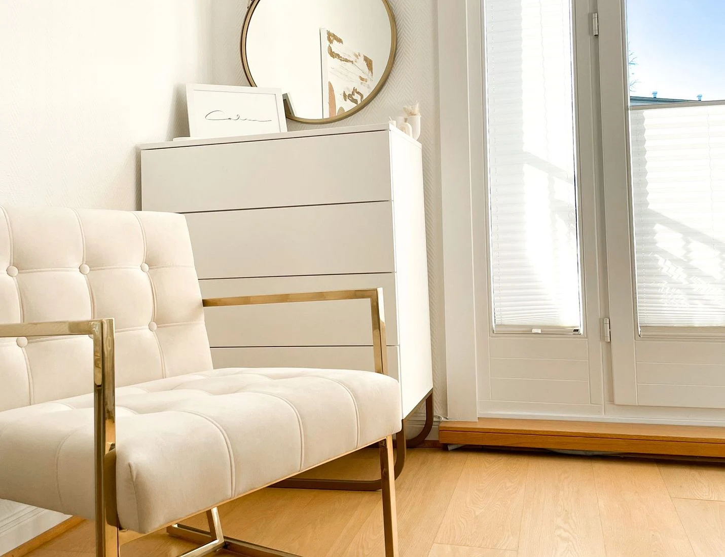Heller Wartebereich mit Polstersesseln und hohen Altbaufenstern im Royal-Relax-Institut